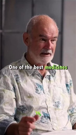 Health | Wellness | Mindset | Longevity on Instagram: "50g of high cacao dark chocolate daily = potent brain & heart medicine. Simon Mills, a UK-based medical herbalist and pioneer in complementary and integrative medicine, calls 50–100 g of ≥75% dark chocolate “medicine.” Research shows that high-flavanol cocoa improves blood flow within minutes by boosting nitric oxide and relaxing blood vessels. That surge in circulation benefits both heart and brain, enhancing oxygen delivery, cognitive perf