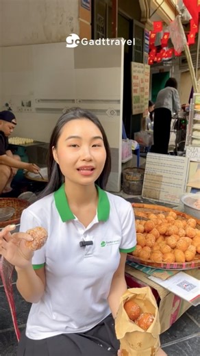 Gadt Travel on Instagram: "🇻🇳 Top 5 must-try Vietnamese snacks (sweet edition) 🍡🍨 Vietnam is not only famous for street food, it’s also a sweet snack paradise. If you have a sweet tooth, don’t miss these top Vietnamese desserts you’ll find everywhere in the country. ✨ Top 5 sweet snacks to try in Vietnam ✨ 🍧 Che - Sweet soup A classic Vietnamese dessert with endless variations: beans, jelly, coconut milk, fruit, or sticky rice. Served hot or cold, chè is the ultimate comfort sweet snack. 🥛
