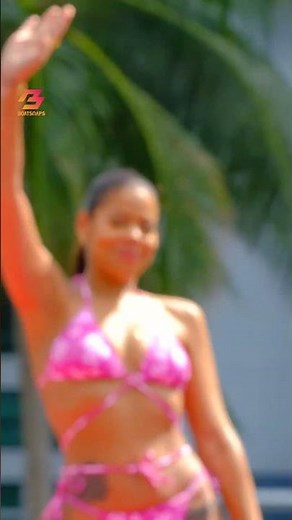 🌊📷👋: Stunning Views of a Woman on a Yacht at Haulover Inlet! When the Rich and Famous Wave Back