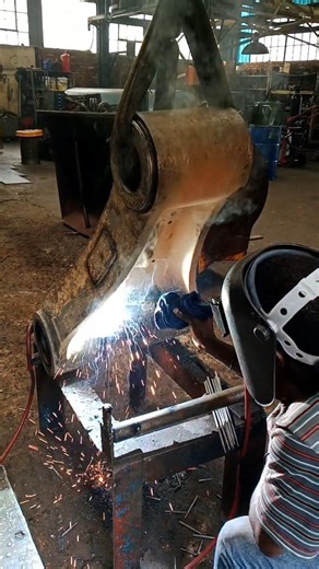 WITH STICK WELDING PROCESS REPAIRING EXCAVATOR'S LINKAGE IN MECHANICAL WORKSHOP PRIO FITTING