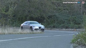La gamma delle nuove Giulia Alfa Romeo si allarga verso l'alto con l'arrivo delle versioni Veloce: un benzina da 280 CV (due litri turbo tutto di alluminio) e un diesel da 210 CV con prezzi, rispettivamente, di 54.500 euro e di 50.500 euro. La guida del benzina è entusiasmante per la veemenza del motore, che manca però di allungo. La trazione integrale Q4 regala una sensazione di sicurezza e di dominio della strada che è già leggenda anche se sull'avantreno c'è qualche chilo in più | Quattroruot
