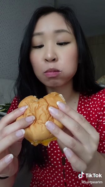 The @7eleventhailand ready to go foods are ELITE #7eleven #711 #fish #burger #conveinentstore #food #tastetest