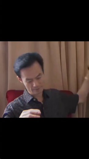 付鹏屏蔽事件过去好多天了 现在还是能在时间线里刷到付鹏 老师们求求了 别再@付鹏了 一个臭卖课的 没有任何实盘 只会纸上谈兵的 因为你们起号成功了 🤷🏻‍♂️ 那么今天来介绍一下真正的大佬 传奇交易员 傅海棠 18个月5万元本金翻至2400倍获1.2亿元: 👇傅海棠 被誉为中国期货界的传奇人物之一 1967年出生于山东农村 农民出身 曾养过六年猪 种过棉花和大蒜 做过小贩 2000年进入期货市场 前九年持续亏损 几乎两次破产 累计亏损近300万元 但他从未放弃 最终在2009-2010年18个月内 将5万元本金做到1.2亿元 回报率超过2400倍 2016年商品期货大牛市中 他又以1500-2000万元本金 实现约50-70倍收益 资产接近10亿元 与多数交易者不同 傅海棠几乎不看技术图表 不做任何技术分析 他坚持用最朴素的供求关系研究市场 认为价格由价值规律决定 强调 低价做多 因为上涨空间远大于下跌空间 价格可无限上涨 但几乎不可能跌到零 他的交易哲学被称作农民哲学 实事求是 客观公正 顺应天道 他认为 正确的投资方法就是研究供求 把握趋势 而非追求抄底逃顶或频繁短线操作 从