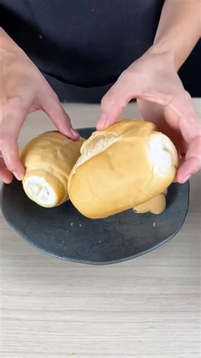 Stale Bread Hack: Make It Fresh Again! 🥖 #KitchenHacks #BreadHack #FoodTips
