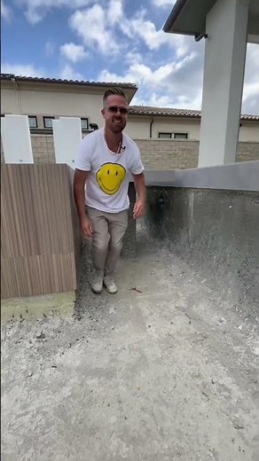 How to create a ‘floating’ pool step! 👀 #pool #pooldesign #luxuryhome #howto #backyard