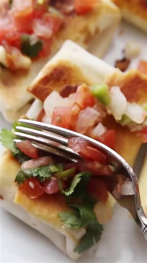 ✨CHICKEN CHIMICHANGA✨ These chicken and black bean Chimichangas are so delicious and EASY to make! #chimichangas #healthydinner #easydinner #homemade https://prettyprovidence.com/20-minute-chimichangas/