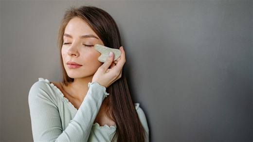 How To Use Gua Sha For Eyes? Benefits, Techniques And What Not To Do