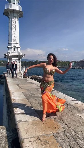 Dancing in Geneva habibi ya einy 💃🏻 #bellydance #bellydancer #habibi #yallahabibi #diadeladanza #danzaarabe #danzadelvientre #jetdeau #jetdeaudegeneve #genevaswitzerland #Suiza | Danza arabe Hasani Farchi