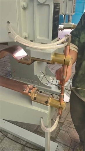 Spot Welder。 点焊机设备，自动化焊机