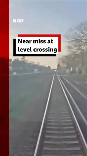 This is the moment a pedestrian had a near miss at a Merseyside level crossing. A warning has been issued after the incident. | BBC Merseyside