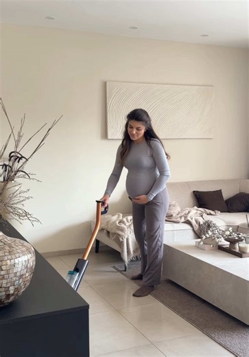 Anzeige @Dyson Deutschland #DysonCleanandWashHygiene #DysonWetCleaner #DysonHomeReset Meine aktuelle Putzroutine mit dem Dyson Clean Wash Hygiene✨ Er nimmt trockenen und nassen Schmutz gleichzeitig auf und hinterlässt den Boden direkt sauber – genau mein Ding für die schnelle Reinigung.