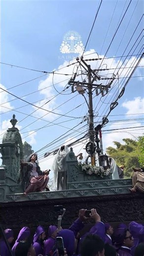 La granadera y el ingreso a la ciudad colonial del protector perpetuo de Antigua Guatemala.