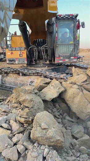 A close-up look at the excavation of 30MPa shale.#excavation #excavator #rockboom