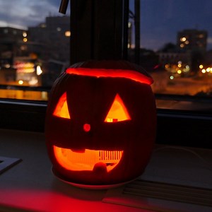 Scary Pumpkin with motion detector and movements!
