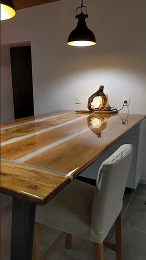 Table XXL en résine époxy blanche et bois de vieux noyer