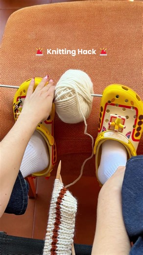 Most useful knitting tip ever 😏 #knitting #crocs #knittersoftiktok | knitting tutorial