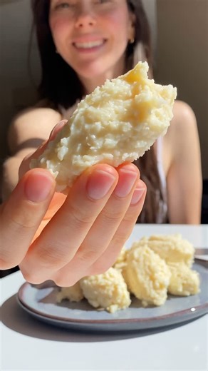 Sarah Bonet on Instagram: "Cocada proteica é perfeição demais! 🤤 🥥 Ingredientes: - 1 xícara de leite em pó desnatado - 1 xícara de leite de coco - ½ xícara de coco ralado sem açúcar - 1 scoop de whey (usei o de chocolate branco da @dux.humanhealth , use meu cupom 🏷️ SAFIT no site da DUX para garantir o desconto) 👩‍🍳 Modo de preparo: Misture todos os ingredientes e leve para cozinhar em fogo baixo, mexendo sem parar. Quando estiver no ponto a cocada vai estar desgrudando do fundo da panela, 