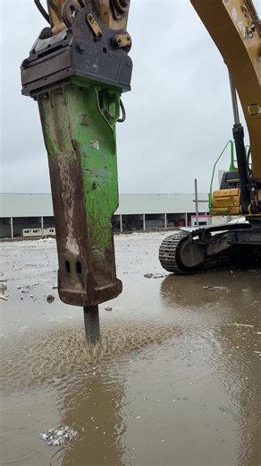 Excavator demolition on Baustelle — heavy machinery in action