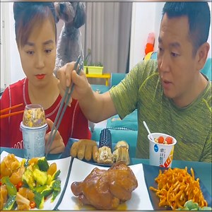 😂💥 Epic Laugh Fight! Pork Belly Bounce & Noodle Slip Challenge! #fblifestyle #FunnyFamily #FamilyFun #EatTogether #FamilyTime #FoodFun #YummyTime #LaughTogether #FamilyLaughs | Yummy ASMR