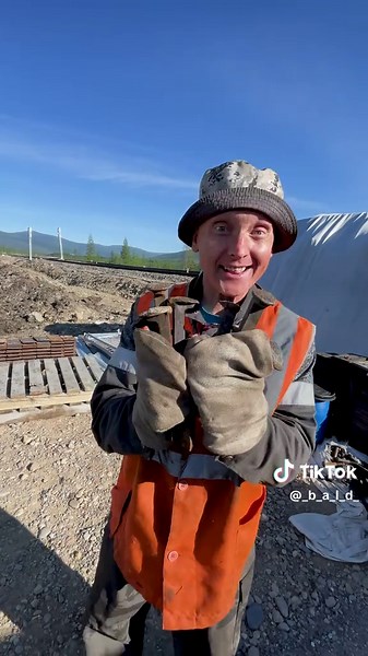 Меняю профессию Сегодня я — монтёр пути на Тихоокеанской железной дороге! В новом выпуске «Один день — один город» покажу, как живут путейцы: модерон, костыли (это не гвозди!), домкраты и рихтовка на вечной мерзлоте. Суровый мужской труд без декораций. Сколько платят за вахту? Цифры в ролике! Смотри до конца, жми ❤️, подписывайся и предлагай в комментариях, кем стать в следующий раз! Автор: Андрей Прядко / Канал «Лысый». #МонтёрПути #ЖелезнаяДорога #ОдинДеньОдинГород #Лысый #АндрейПрядко