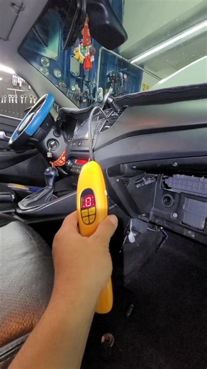 2016 KIA CARENS 1.7 CRDI，車主反應冷氣不冷，冷媒有洩漏，使用冷媒探測器，探測車內風箱仁(蒸發器)，是否有洩漏的狀況，結果探測不到冷媒反應，所以繼續抓下去！ #KIA #CARENS #冷氣不冷 #冷媒洩漏 #冷媒探測器 | 欣盈汽車