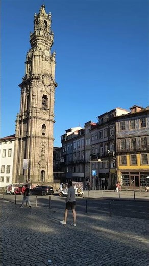 Área externa da torre dos clérigos. #vlog #portugal #travel #porto