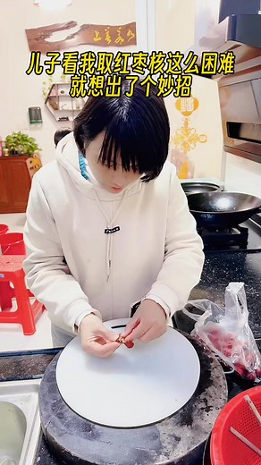 My son saw how exhausted I was while removing the red dates' core, and came up with a great idea th | Little Yang Show