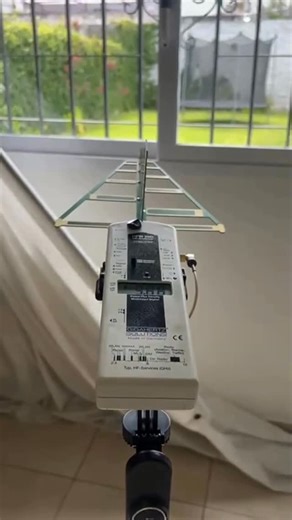 Paola Cena | Arquitecta Integrativa | Esp. Salud Ambiental on Instagram: ". Tu hogar, tu refugio saludable 🌿✨ Vivimos rodeados de radiaciones invisibles (antenas de telefonía, Wi-Fi, radio) que pueden afectar nuestro bienestar. Hoy te mostramos una forma estética y eficiente de filtrarlas: nuestras cortinas de blindaje electromagnético. Como ves en la medición, la atenuación es inmediata. Menos radiación = mejor calidad de sueño y salud. 😴🛡️ ¿Te gustaría saber más sobre cómo proteger tu ambie