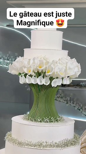 #weddingcake #weddingday #weddingphotographer #bride #weddingplanner #weddingideas #weddinginspiration #groom #cake #cakedesigner #cakedecorating #cakesofinstagram #cakedesign | Idées Mariages en général Africain et occidentale