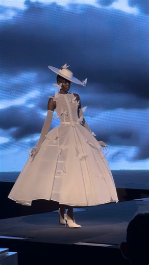 JIXXY on Instagram: "ROBERT WUN SPRING SUMMER 26 COUTURE SHOW VALOUR: The Desire to Create, and the Courage to Carry-on From the innocence of imagination → to the seduction of luxury → to the courage of continuing to create. Dreams born in black-and-white pages. Reality questions their worth. And finally — valour: the quiet strength to keep going. Couture not as who we are, but who we dare to become. #RobertWun #RobertWunCouture #SS26Couture #RobertWunCoutureSS26 #PFW @robertwun"