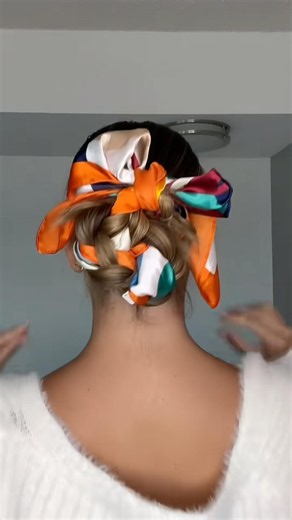 Coque com lenço você já viu antes? #dicadefesta #hairstyle #madrinhasdecasamento #penteadosfáceis