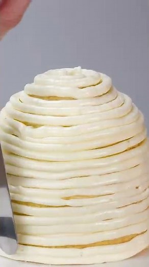 Pull Me Up Snow White Cake Decorating Idea