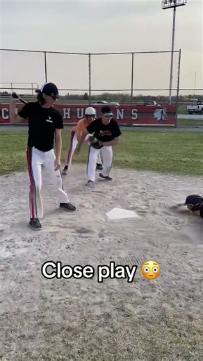 Ump might have a concussion after that one🤣