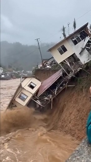 Landslide Causes Houses to Fall into Raging River #fblifestyle | When Weather Strikes