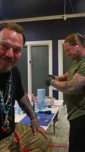 Fishtank - Bam starts a new tattoo (Season 5)