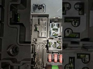 como reemplazar los fusibles de las luces Frontales de 2017 nissan sentra