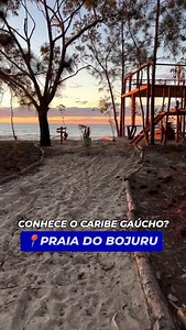 📍Pontal do Bojuru - Bojuru - São José do Norte/RS Você sabia que o Rio Grande do Sul tem o seu próprio Caribe? 🌊 Muitos viajam para longe buscando águas cristalinas, sem saber que o nosso estado guarda tesouros como o Pontal do Bojuru. 💙 Mais do que uma praia de lagoa, é um refúgio de preservação e beleza natural única no RS. Agora me conta, você é do time que prefere o agito das praias famosas ou a paz de um lugar escondido como o Bojuru? 🗳️ 🤳Já me segue para descobrir mais lugares incríve