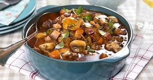 Fläskkarrégryta med champinjoner och rökt sidfläsk