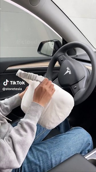 The Tesla headrest is very comfortable #foryou #foryoupage #usa #fyp #tiktokusa #Tesla #teslamodely #teslamodels #teslamodel3 #teslalife #teslatok #car #teslamodelx #teslaaccesories #cloudmall #cloudmall_official #TikTokShop #tiktokmakemebuyit