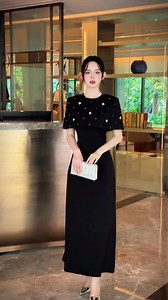 𝐒𝐍𝐎𝐖 𝐒𝐄𝐓 - Thiết kế lấy cảm hứng từ những tinh thể tuyết lấp lánh trên bầu trời. Từng hạt đá pha lê tạo thành hiệu hứng mưa tuyết trên nền đen bí ẩn đầy lãng mạn. Phom dáng A kết hợp choàng vai tinh tế che đi mọi khuyết điểm nàng mong muốn. | KAD Design
