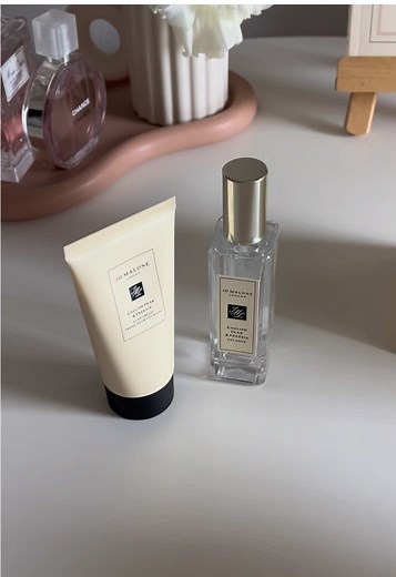 🎀🤍 Unboxing JO MALONE 📦✨ ジョマローンのピオニー&ブラッシュのハンドクリームもうすぐで無くなりそうなくらい愛用してたけど、イングリッシュペアーもいい匂いですぐなくなりそう〜🫶🏻 #unboxing #jomalone #jomalonelondon #englishpearandfreesia #香水 #ハンドクリーム #開封動画 #プレゼント #vanillagirlaesthetic #cleangirl #aethetic #haul