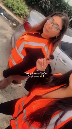 Para nuestro increíble equipo, El día de hoy es solo un pequeño detalle para demostrarles lo agradecidos que estamos por todo lo que hacen. Su esfuerzo, dedicación y compromiso no pasan desapercibidos. Día tras día, ustedes llegan, dan lo mejor de sí y siguen adelante — y por eso, estamos profundamente agradecidos. Este pequeño gesto es solo una manera de decir gracias. Para ayudarlos a mantenerse frescos, hidratados y recordarles que son valorados más de lo que las palabras pueden expresar. Ust