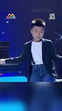Nhạc công nhí làm chuyện không tưởng, hai tay đánh hai đàn piano cùng lúc khiến Trấn Thành nổi da gà