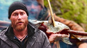 149K views · 2.3K reactions | Mientras sus estómagos gruñen, Bill deposita su confianza en el ingenio de su sistema de pesca. ¡Y vaya éxito! Un róbalo mordisquea el anzuelo, salvándolos de la escasez y acercándolos a la esperanza del rescate en los cañones de Oregón. #DesafíoX2 | Discovery Latinoamérica | Facebook