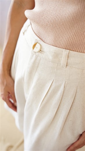 Nina Cho | Boutique Online on Instagram: "COMO usar BERMUDA feminina? Aqui na Nina Cho a pegada é unir sofisticação e conforto, sem perder a elegância. • E a bermuda de alfaiataria Renata é por si só extremamente elegante. Você pode atenuar essa elegância com peças mais casuais ou acentua-la com outros itens de alfaiataria, como o blazer. • Nos dias mais quentes, as versões de bermuda de linho se mostram ótimas opções para exalar sofisticação e manter o frescor."