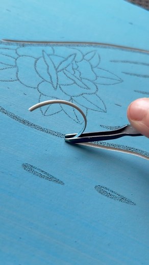 Some long swipes for your weekend 💙 . . . . #femaleprintmaker #femalecreatives #womenofillustration #ladieswhodesign #womenofprintmaking #illustrationartists #tattooart #traditionaltattoo #printmakersofinstagram #neotraditionaltattoo #printmakersprocess #flexcut #linocut #linocutprint #reliefprinting #reliefprint #blockprint #blockprinting #carvingart #satisfying #satisfyingvideos #satisfyingart #artvideos #printmakingartist #blickartmaterials #oddlysatisfying #oddlysatisfyingvideo | Illukace