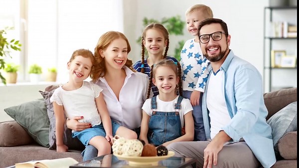 WiFi Digital Picture Frame 32GB-Digital-Photo-Frame - 10.1 Inch 1280*800 Pixels, Touchscreen, 32GB, Motion Sensor, Share Photos Video via Vphoto App Email, Wall Mounted, Free Cloud, Gift for Grandma