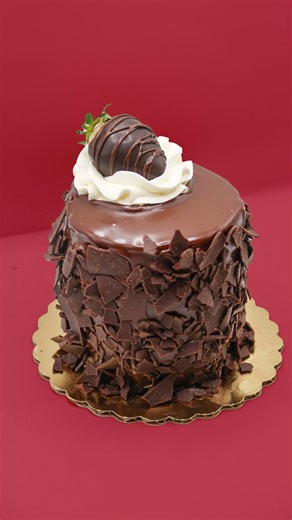 🍫🍓 From first layer to final garnish—chocolate cake layers meet strawberry buttercream filling, all wrapped in smooth chocolate ganache and crowned with a chocolate-covered strawberry. Our Strawberry Ganache Cake is available by pre-order ONLY!! 🍰 Don’t forget to place your order by February 11 to secure yours. #strawberryganache #ganachecake #chocolatestrawberrycake #valentinescakes #chocolatelovercake | Luke's Custom Cakes