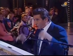 Nathalie Gilbert Bécaud La place Rouge était vide Devant moi marchait Nathalie Il avait un joli nom, mon guide Nathalie La place Rouge était blanche La neige faisait un tapis Et je suivais par ce froid, dimanche Nathalie Elle parlait en phrases sobres De la révolution d'octobre Je pensais déjà Qu'après le tombeau de Lénine On irait au café Pouchkine Boire un chocolat La place Rouge était vide Je lui pris son bras, elle a souri Il avait des cheveux blonds, mon guide Nathalie, Nathalie Dans sa cha