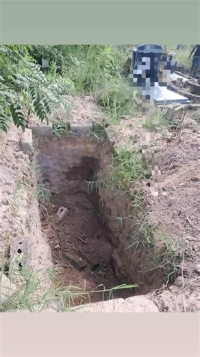 Uboshiwe umFana oneminyaka engu 29 ubudala ogubhe ithuna lika baba wakhe neli kamkhulu wakhe wakhipha amathambo wabo lokhu kwenzeke eMpumalangaUmfana ukhiphe amathambo ka baba wakhe kanye nakamkhulu wakhe wawathatha wawalalisa embhedeni bathi yena ulala phakathi kwawo uma eselala. indaba icobe abaningi mayebuzwa ukuth ukwenzelani lokhu uthi.usekhathele ibona ngasosonke isikhathi mayeyohlola kubantu ababonayo kuvela ukuthi abadala abangasekho abakubo bayagodola la abalele khona bafuna ukungeniswa